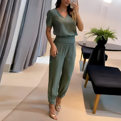 Daphne - Stylish and Fashion-Forward Outfit
